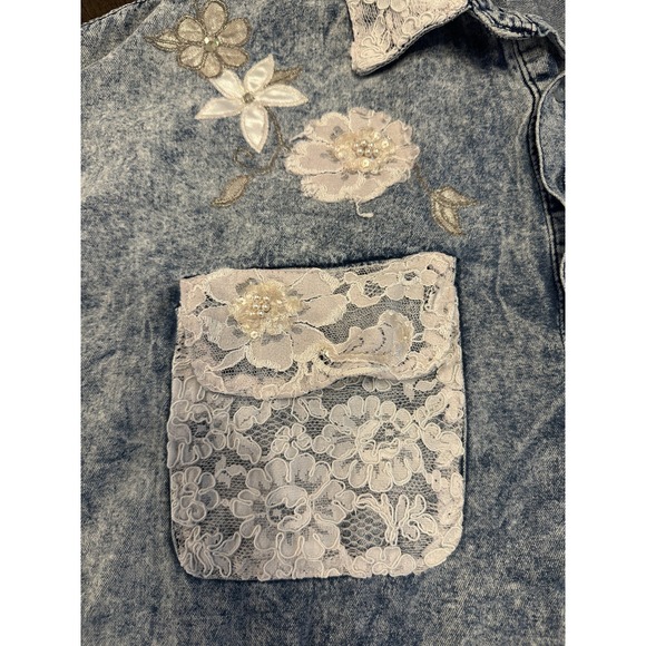 Womens DenimFloral Lace Embellished Acid Wash Short Sleeve - Picture 6 of 6